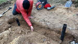 В случае, когда фундамент будет в один уровень с поверностью могилы, мы копаем траншею